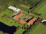 Hoeve de Schipborg, met vooraan woongedeelte, rechtsboven de oprijlaan.
<br/>
Paul Paris, 1993